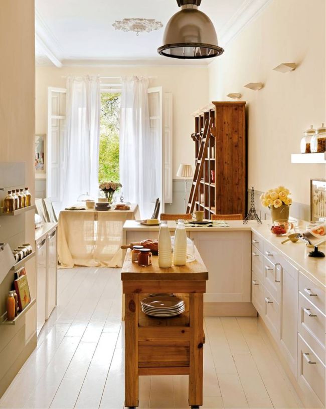 Белые-шторы-в-интерьере-кухни-столовой-в-стиле-прованс
