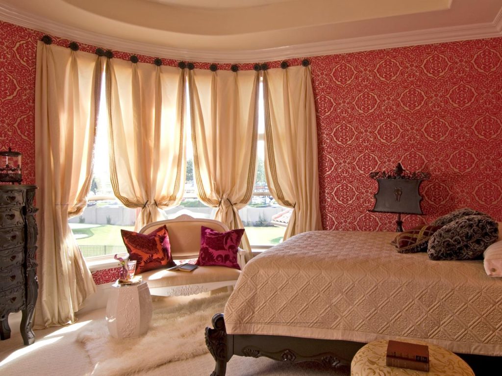 Дизайн для спальни с красными шторами